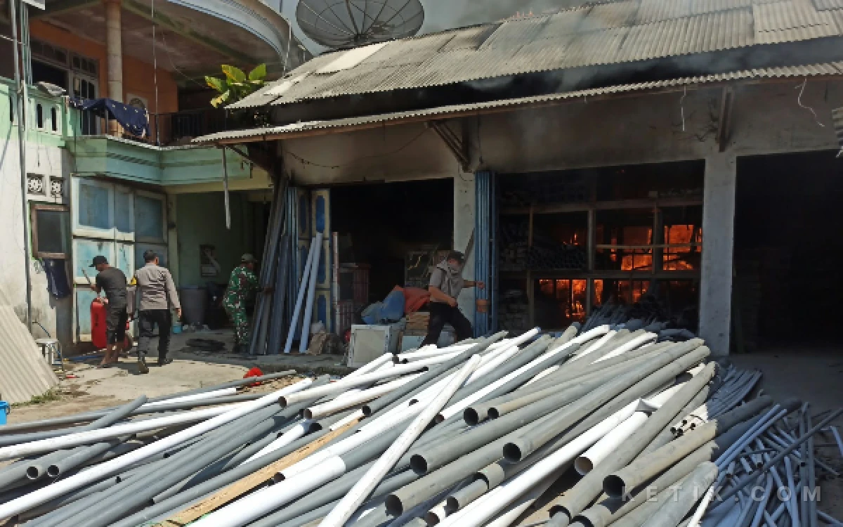 Thumbnail Berita - Si Jago Merah Melahap Toko Bangunan 999 Gandusari Blitar, Kerugian Ditaksir Rp500 Juta