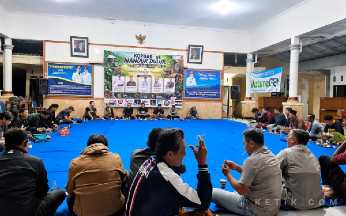 Foto Suasana Kopdar Nandur Dulur bertema Pelestarian Budaya dan Perkebunan Kopi di Aula Kecamatan Tulakan, Kabupaten Pacitan, yang dihadiri petani kopi, pegiat kopi, pemerintah daerah, dan berbagai elemen masyarakat sebagai upaya memperkuat kolaborasi dalam pengembangan kopi lokal.