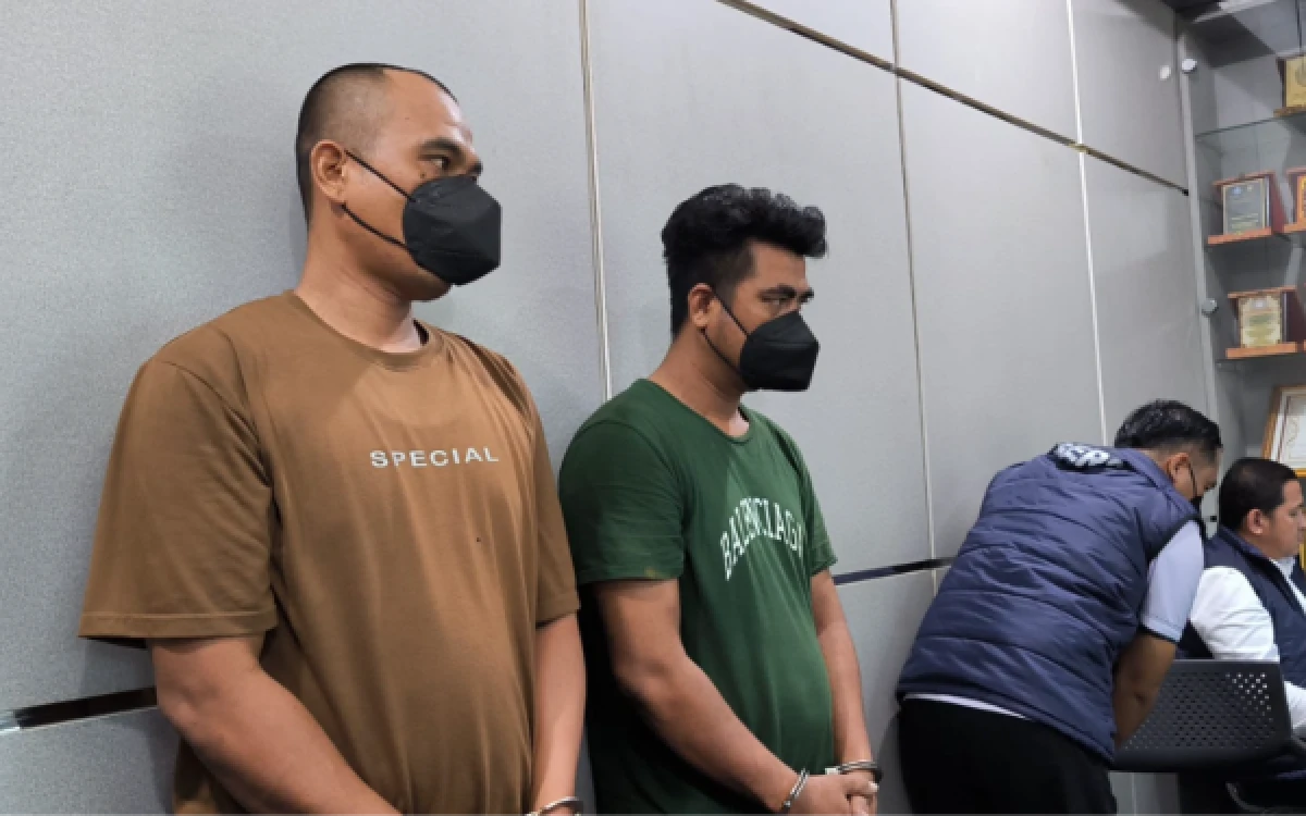 Foto Kedua pelaku pengedar ribuan pil ekstasi dan etomidate  yang diringkus Ditresnarkoba Polda Sumsel, di Mapolda Sumsel, Kamis 25 Juni 2026. (Foto : Yola/Ketik.com)