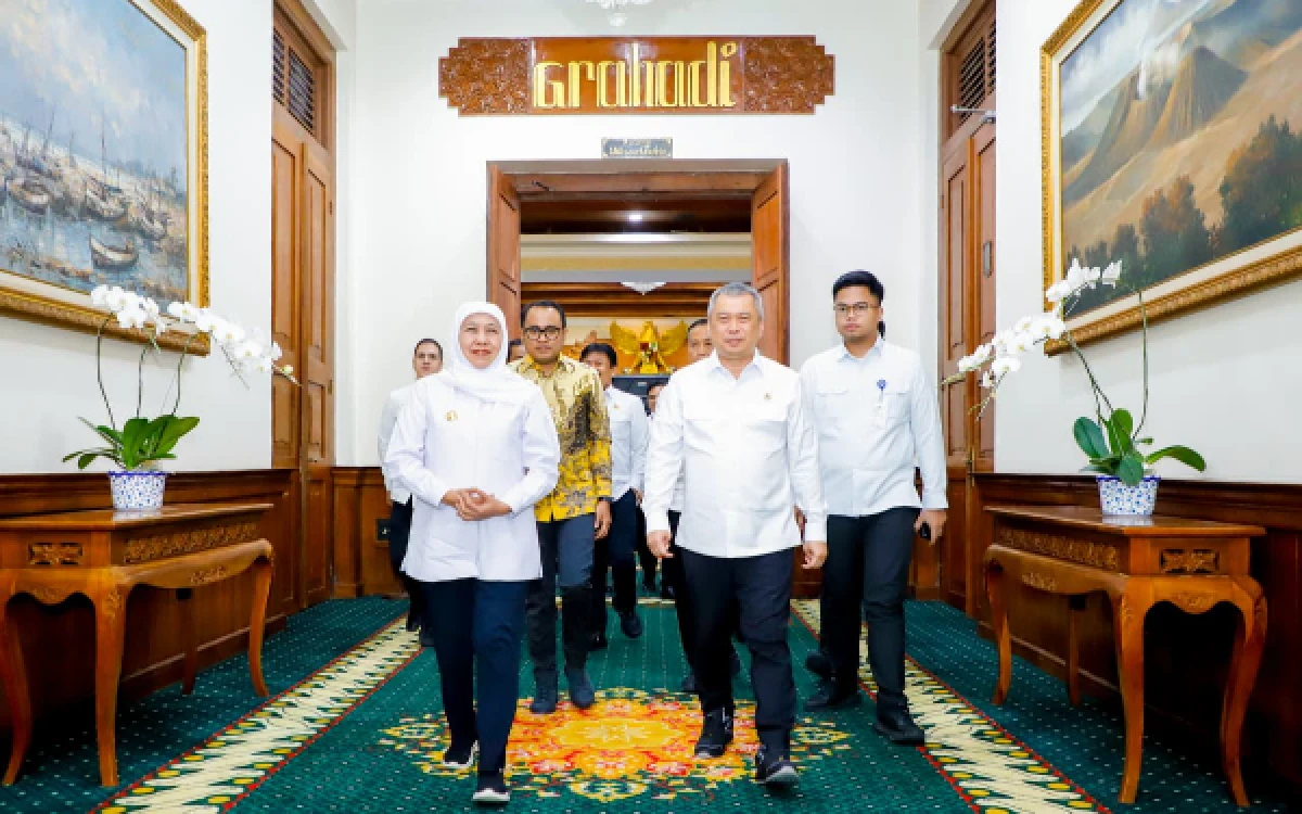 Thumbnail Berita - Diskusi di Grahadi, Gubernur Khofifah dan Menhub Dudy Purwagandhi Bahas Percepatan Pengembangan Transportasi Terintegrasi di Jatim
