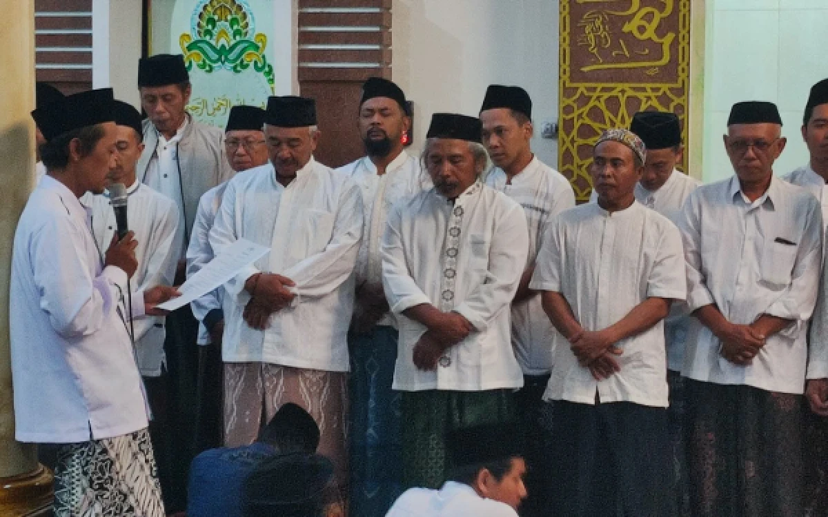 Foto Wakil Ketua PCNU Kota Malang K.H. Asif Budairi memberikan pengarahan kepada pengurus Takmir Masjid Hidayatul Khoir Gasek periode 2026–2030 saat prosesi pelantikan di Masjid Hidayatul Khoir, Senin, 24 Agustus 2026. (Foto: dokumen Takmir Masjid Hidayatul Khoir)