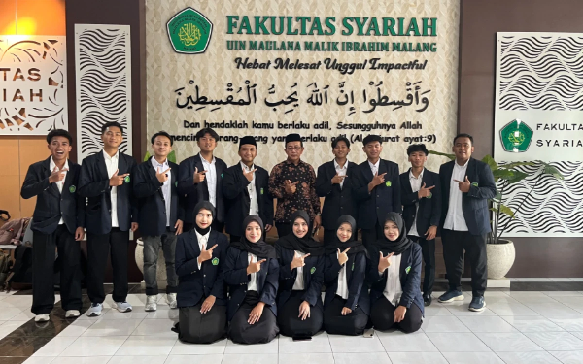 Foto Rombongan mahasiswa Fakultas Syariah UIN Malang yang mengikuti Sosialisasi Ke-BPK-an bagi Mahasiswa Fakultas Hukum se-Jawa Timur bersama Wakil Dekan III Bidang Kemahasiswaan, Kerja Sama, dan Alumni Fakultas Syariah UIN Malang, Dr. H. Miftahul Huda, S.H.I., M.H. (Foto: Fakultas Syariah UIN Malang)