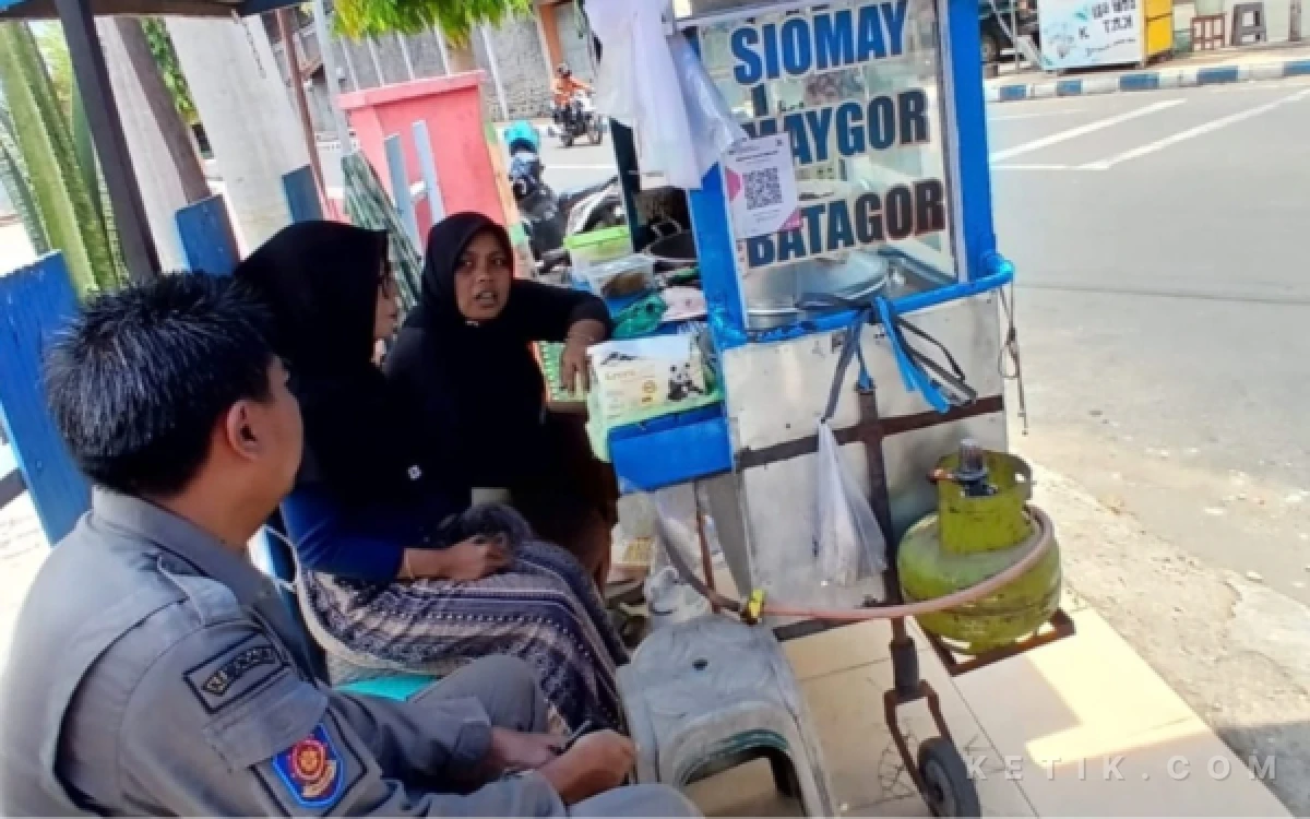 Thumbnail Berita - Ganggu Pengguna Trotoar, Pedagang Depan Gedung Gasibu Pacitan Digaruk Petugas