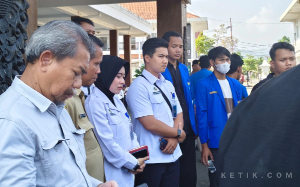 Foto Massa PMII Pacitan menyampaikan aspirasi di depan Gedung DPRD dan Pendopo Kabupaten Pacitan, Selasa, 23 Juni 2026. Mahasiswa menyoroti pelaksanaan Program Makan Bergizi Gratis (MBG), pelayanan listrik, dan Program Koperasi Desa/Kelurahan Merah Putih (KDMP).