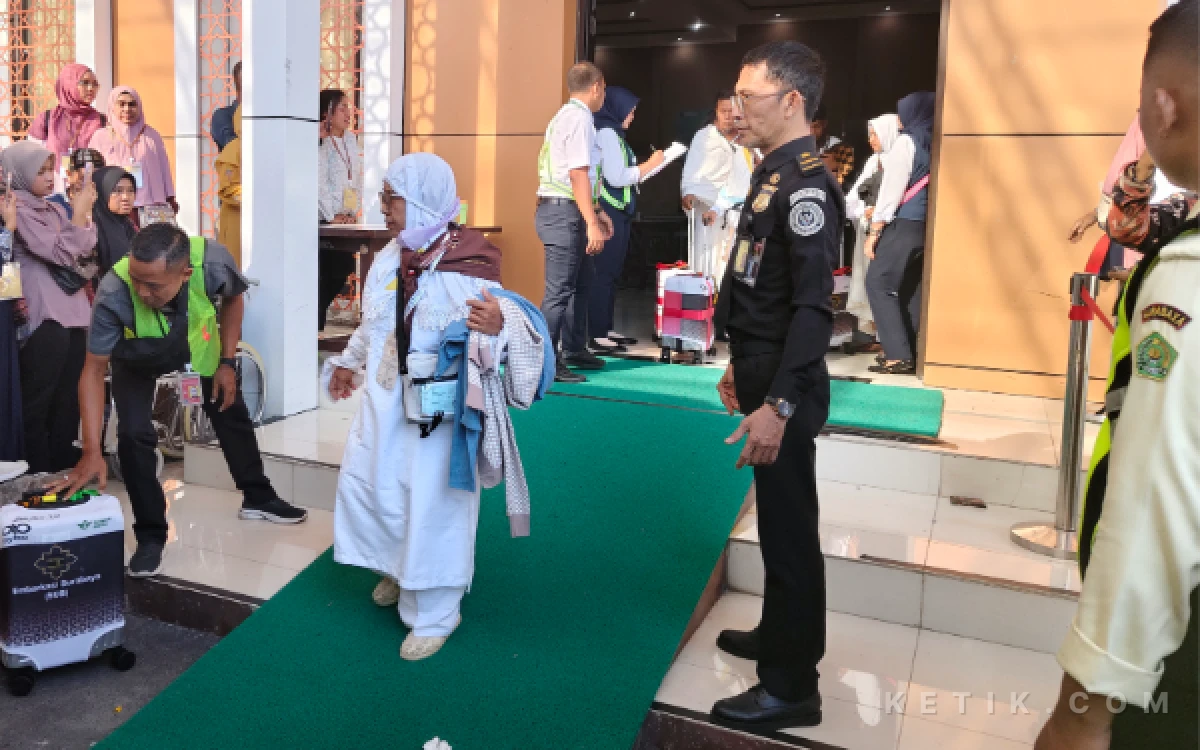 Foto Jemaah calon haji keluar dari Gedung Muzdalifah menuju bus yang mengangkut ke Bandara Juanda. (Foto: Fitra/Ketik.com)