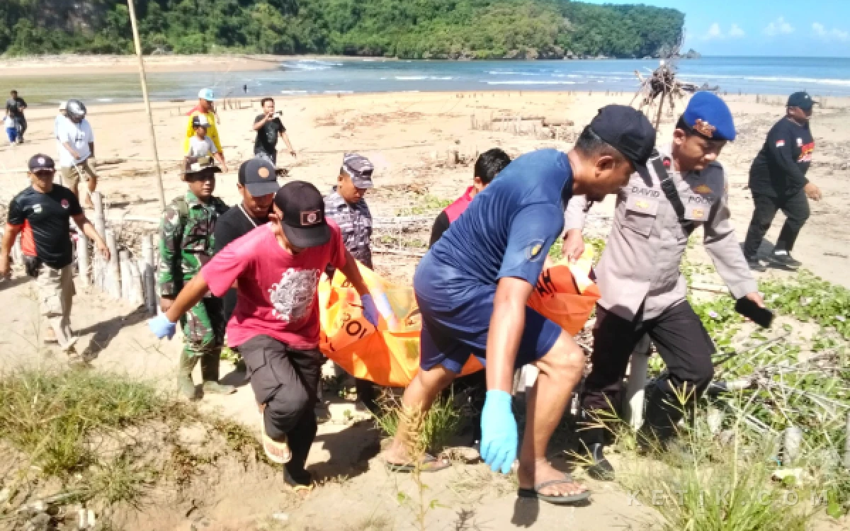 Thumbnail Berita - Menjala Ikan di Pantai Pancer Door, Nelayan Pacitan Tewas Tergulung Ombak
