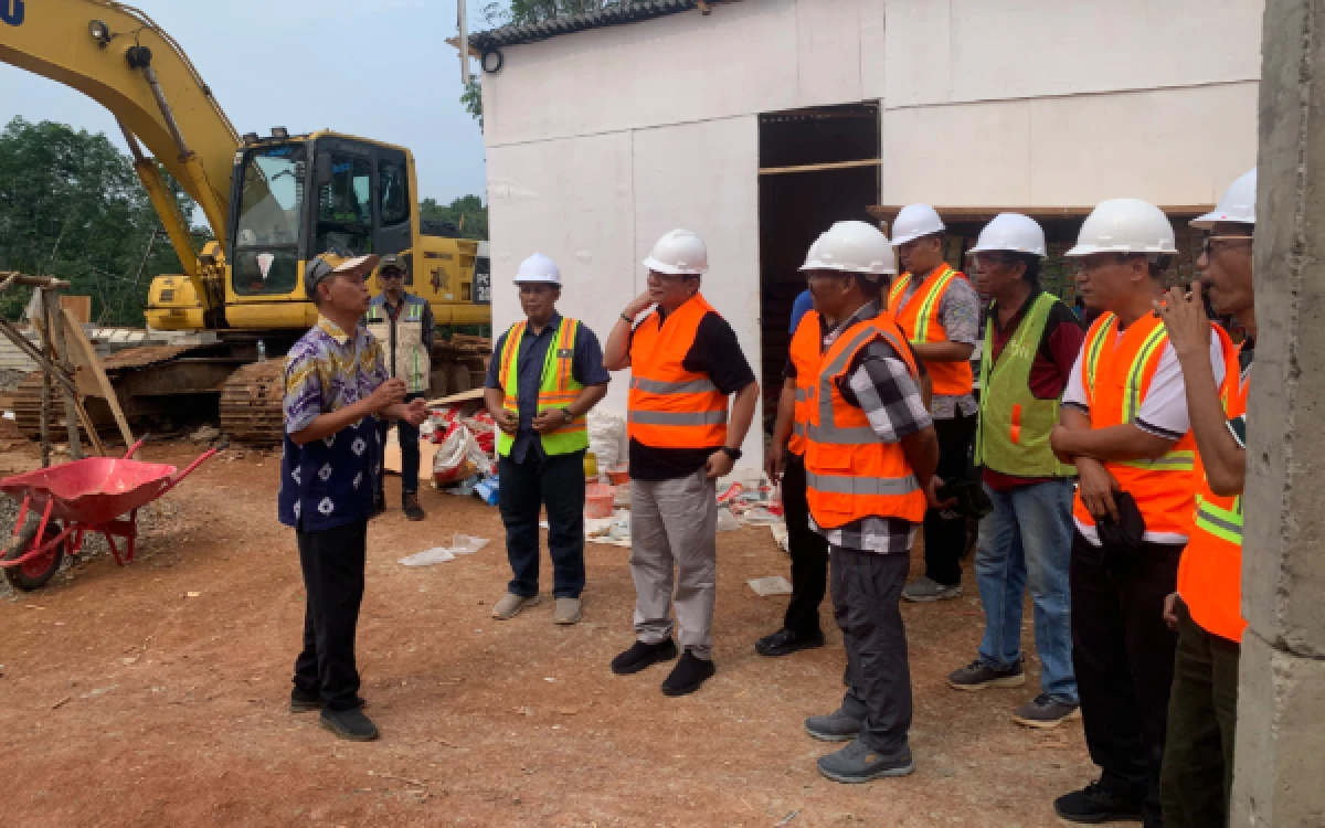 Foto Sekda Lebak Halson Nainggolan bersama jajaran meninjau progres pembangunan hunian tetap (huntap) bagi korban banjir dan tanah longsor di Kampung Cigobang, Kecamatan Lebakgedong. (Foto: Setda Lebak).