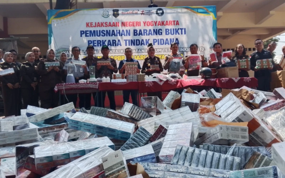 Foto Jajaran Forkopimda dan Kejari Yogyakarta menunjukkan berbagai barang bukti tindak pidana yang telah berkekuatan hukum tetap (inkracht), termasuk tumpukan ratusan ribu batang rokok ilegal, sebelum dimusnahkan di Komplek Terminal Giwangan. (Foto: Lik Is for Ketik.com)