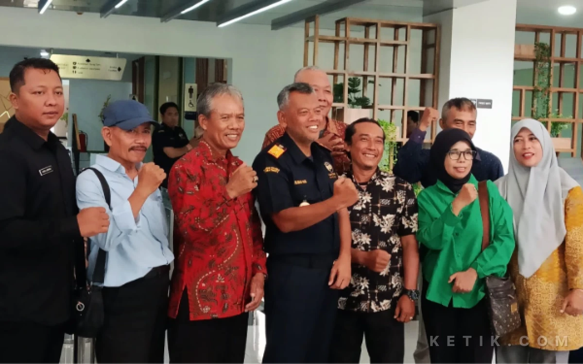 Foto Rusman Hadi bersama ketua himpunan dan para pedagang kecil yang mengikuti Ngopi Bareng di Kantor DJBC Jatim pada Kamis (29 Oktober 2026). (Foto: Fathur Roziq/Ketik.com)