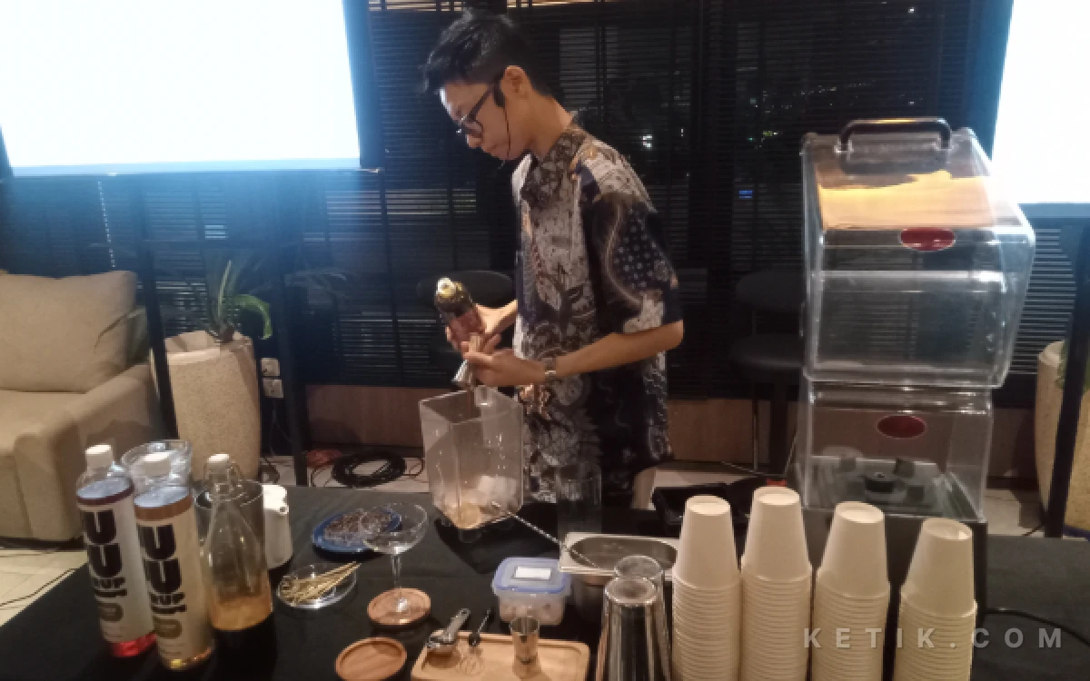 Foto Demo pembuatan kopi dalam paket Oktoberia Coffest di Ascent Hotel & Cafe Malang. (Foto: Aliyah/Ketik.com)