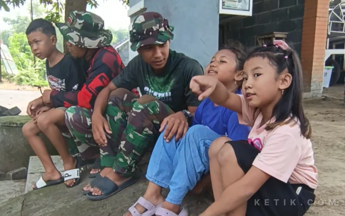 Thumbnail Berita - Tawa Bocah-Bocah Desa dan Hangatnya Kebersamaan Satgas TMMD 128 Gresik