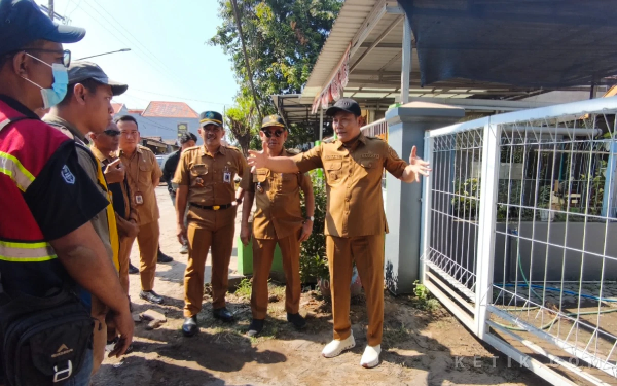 Foto Lokasi proyek beton di Jalan Raya Blurukidul, Kecamatan Sidoarjo, yang sempat terkendala oleh bangunan yang menjorok ke daerah milik jalan. (Foto: Dokumen)
