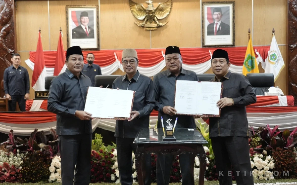 Foto Bupati Subandi dan pimpinan DPRD Sidoarjo menandatangani kesepakatan tentang KUA PPAS Perubahan APBD Sidoarjo 2026. (Foto: Mashud/Kominfo Sidoarjo).