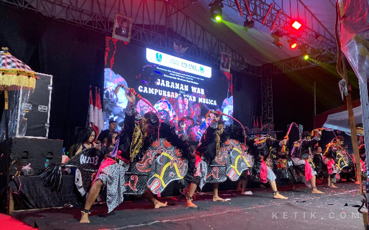 Thumbnail Berita - Sinergi DPRD Jatim dan Disbudpar Jatim, Pagelaran Jaranan hingga Campursari Meriahkan Warga Kota Blitar