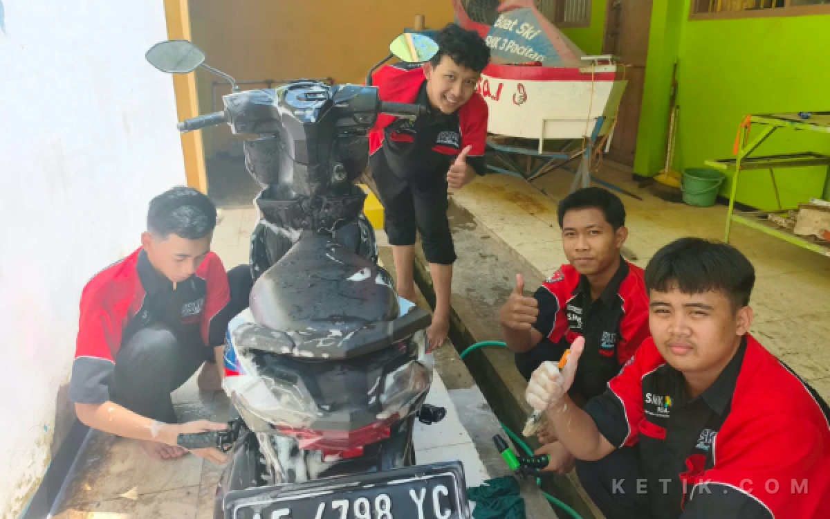 Foto Proses mencuci sepeda motor dalam rangkaian layanan servis sepeda motor gratis di Bengkel TSM SMKN 3 Pacitan, Kamis, 8 Oktober 2026. Layanan cuci motor tersebut menjadi fasilitas tambahan yang disediakan sekolah bagi masyarakat.