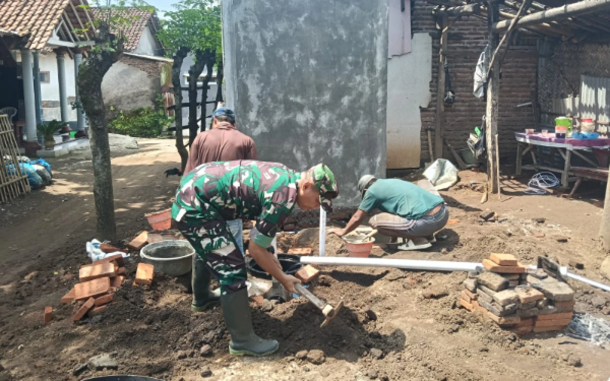 Thumbnail Berita - Pembangunan Tangki Septik Individual TMMD Ke-128 Kodim 0820 Probolinggo di Desa Brabe Capai 85 Persen