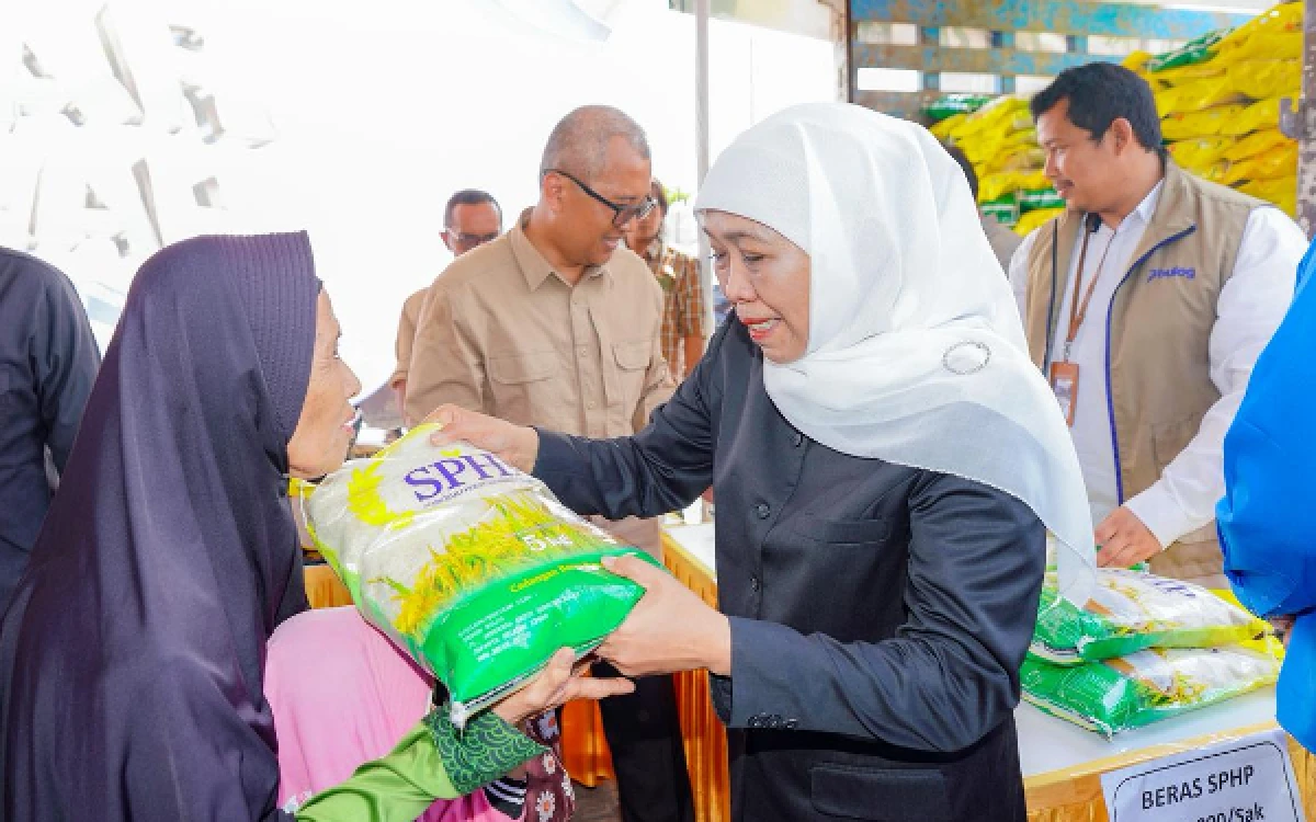Thumbnail Berita - Antusiasnya Warga Bangkalan Serbu Pasar Murah, Gubernur Khofifah Tegaskan Komitmen Sediakan Bahan Pokok Harga Terjangkau