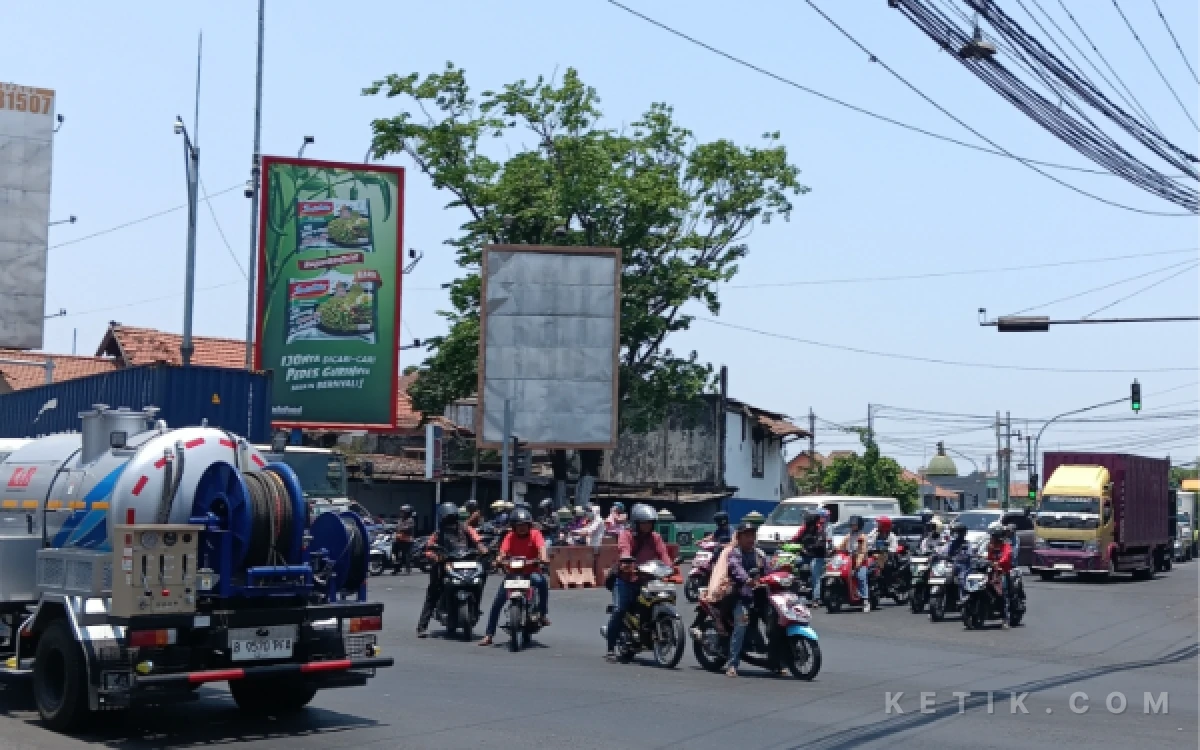 Foto Situasi lalu lintas di Perempatan Gedangan yang sering semrawut oleh arus kendaraan dari berbagai arah. (Foto: Fathur Roziq/Ketik.com)