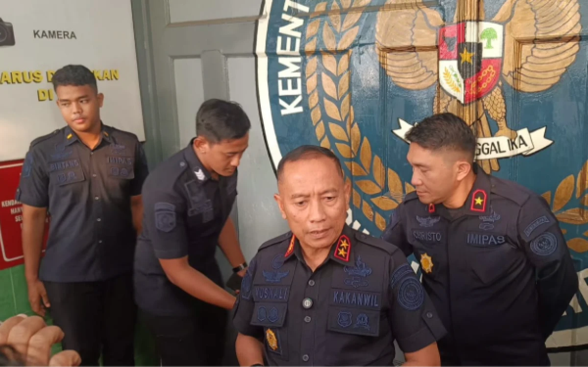Foto Kepala Kanwil Ditjenpas Jatim, Kusnali saat memberikan keterangan terkait pencabutan Pembebasan Bersyarat terpidana Mas Bechi, Kamis, 8 Oktober 2026 (Foto : Kukuh/Ketik)