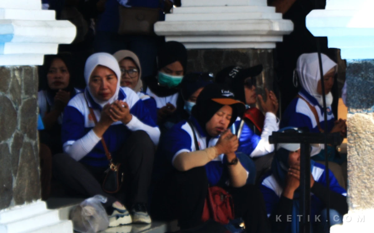 Foto Acara peringatan Hari Buruh Internasional (May Day) di Sidoarjo ditutup dengan doa bersama di Paseban Alun-Alun Jayandaru Sidoarjo. (Foto: Fathur Roziq/Ketik.com)