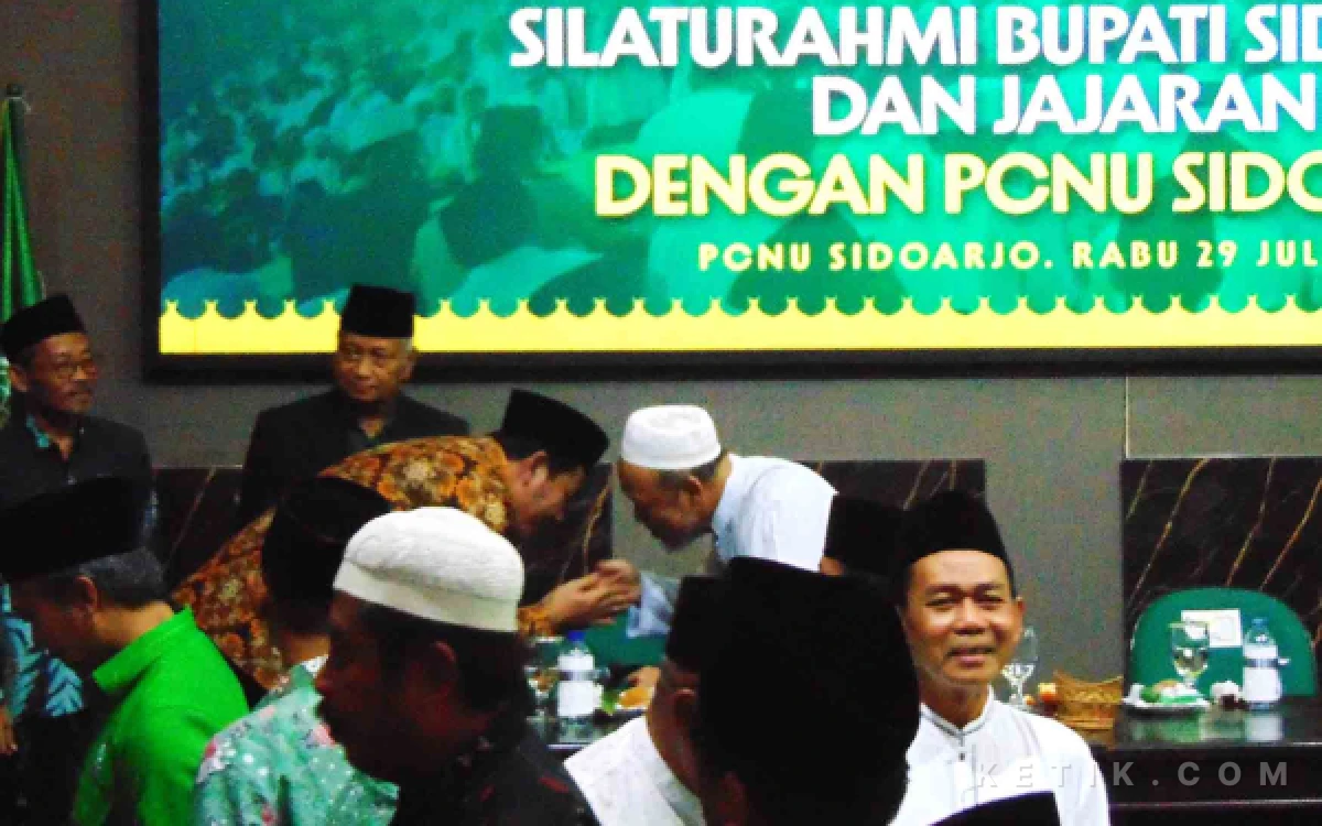 Foto Bupati Subandi bersalaman dengan Rois Syuriah PCNU Sidoarjo KH Abdussalam Mujib setelah pertemuan silaturahmi di aula Kantor PCNU Sidoarjo. (Foto: Fathur Roziq/Ketik.com)