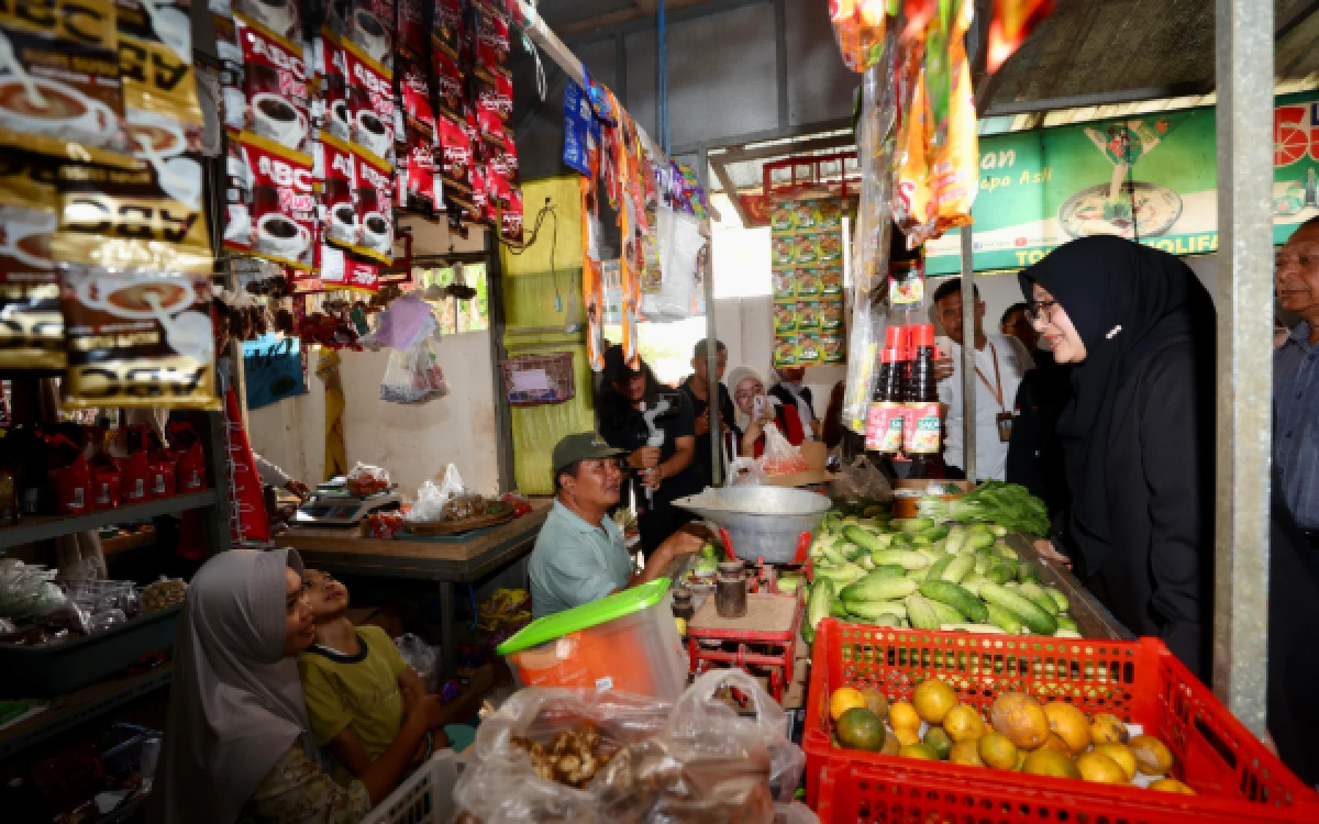 Foto bupati saat tinjau pasar
