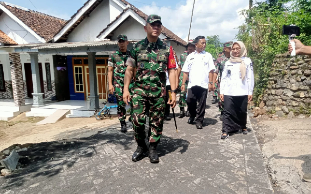 Thumbnail Berita - Danrem 083/Bdj Tinjau Langsung Pembangunan Paving TMMD Ke-128 di Desa Brabe Probolinggo