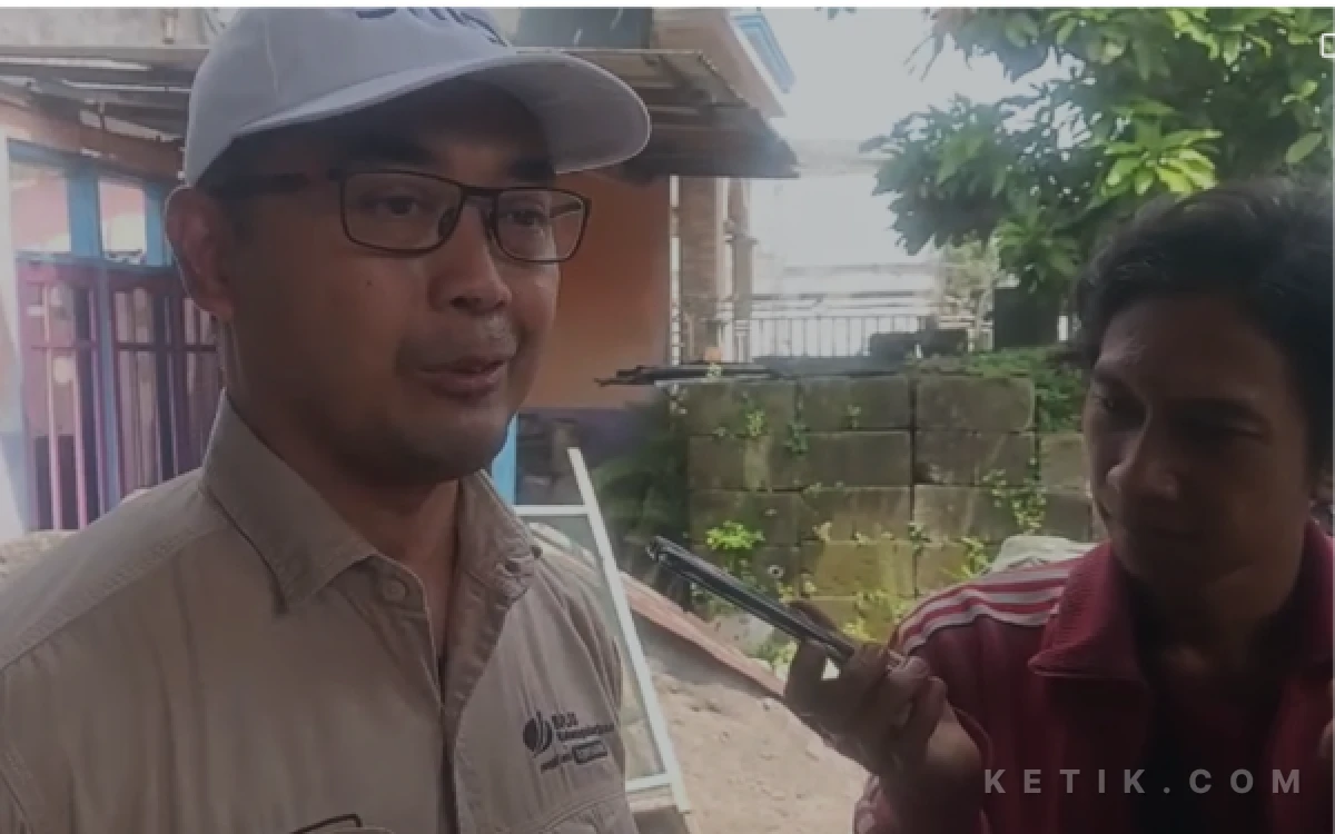 Foto Kepala BPJS Ketenagakerjaan Sidoarjo Arie  Fianto Sofyan wawancara dengan wartawan. (Foto: Fathur Roziq/Ketik.com)