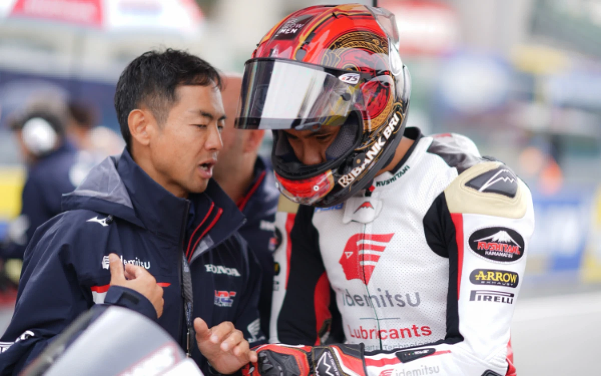 Foto Pembalap Moto2 Indonesia Mario Suryo Aji berbincang dengan Manajer Honda Team Asia Hiroshi Aoyama. (Foto: Honda Team Asia)