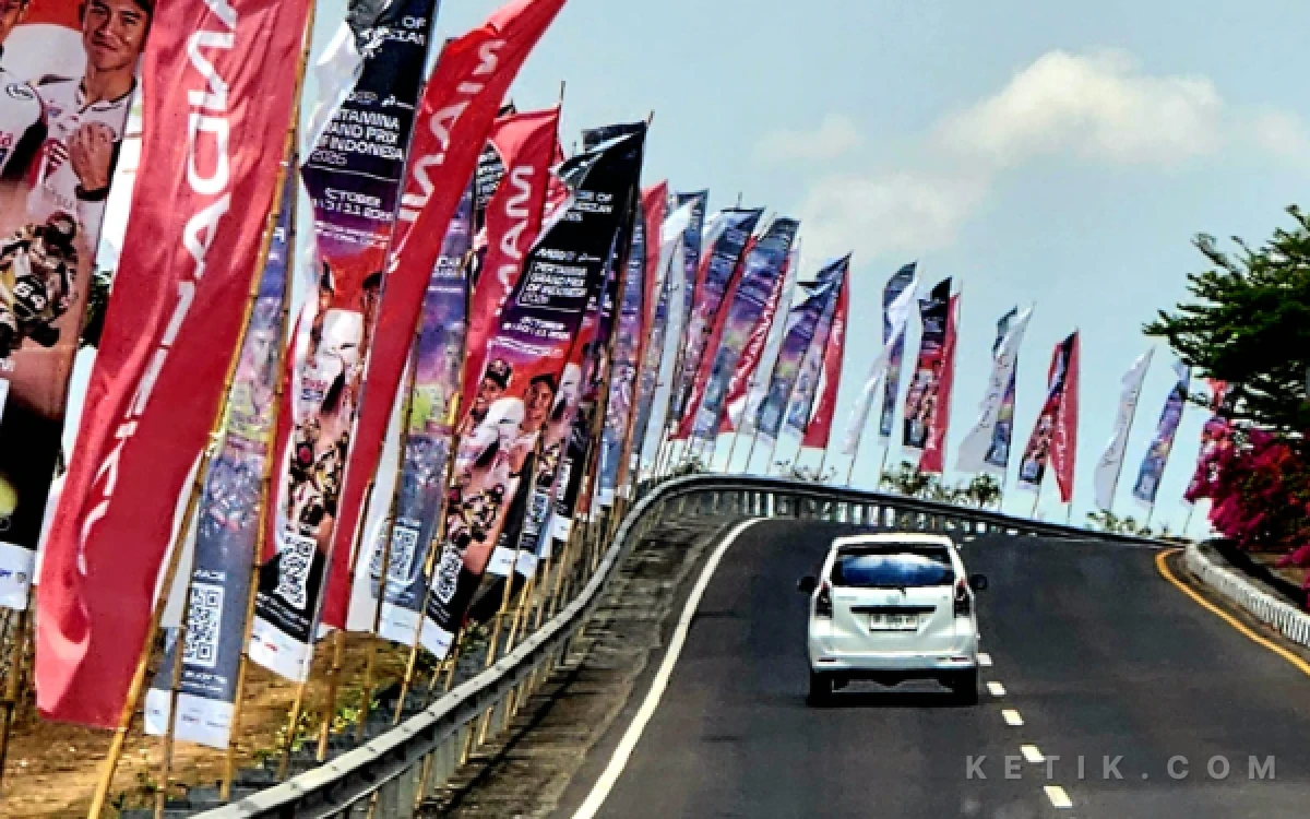 Thumbnail Berita - Banner dan Umbul-Umbul Semarakkan MotoGP Mandalika 2026