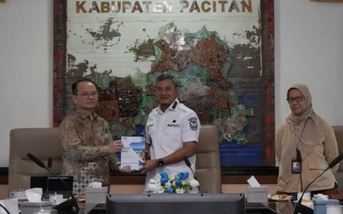 Foto Kepala Perwakilan BPKP Provinsi Jawa Timur Hasoloan Manalu menyerahkan hasil evaluasi perencanaan dan penganggaran tahun 2026 kepada Bupati Pacitan Indrata Nur Bayuaji di ruang rapat bupati, Rabu, 7 Oktober 2026.