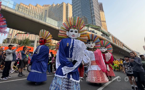 Thumbnail Berita - [FOTO] Puncak HUT Ke-499 DKI, Karnaval Betawi di Bundaran HI