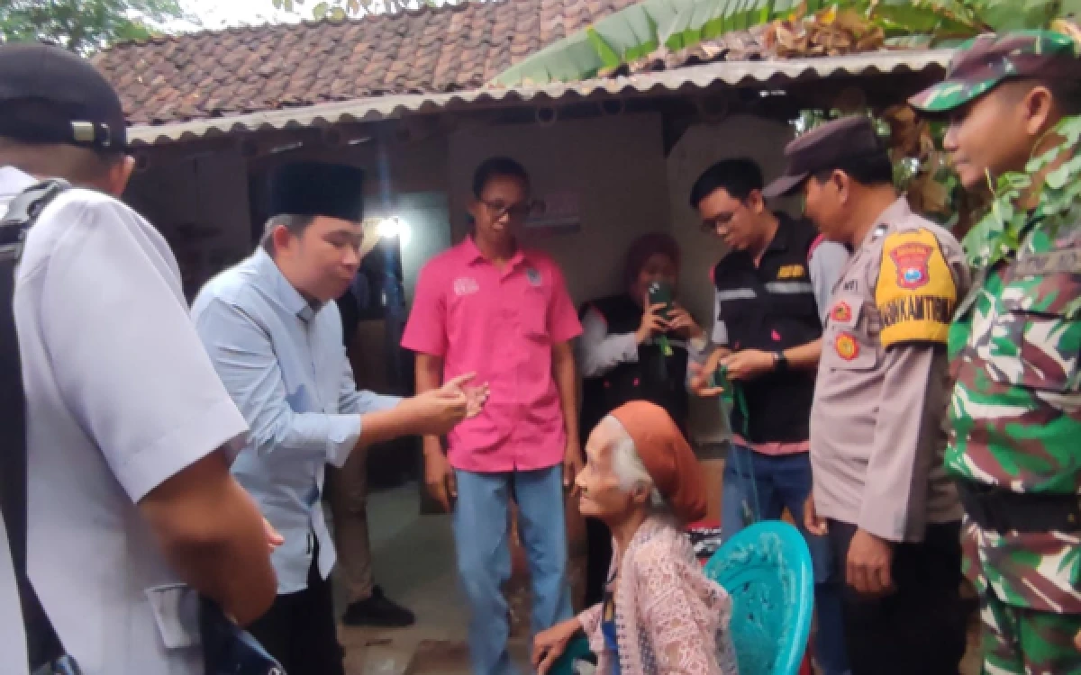 Thumbnail Berita - Menembus Sunyi Gujuran Timur, Kisah Dua Lansia dan Negara yang Datang ke Depan Pintu