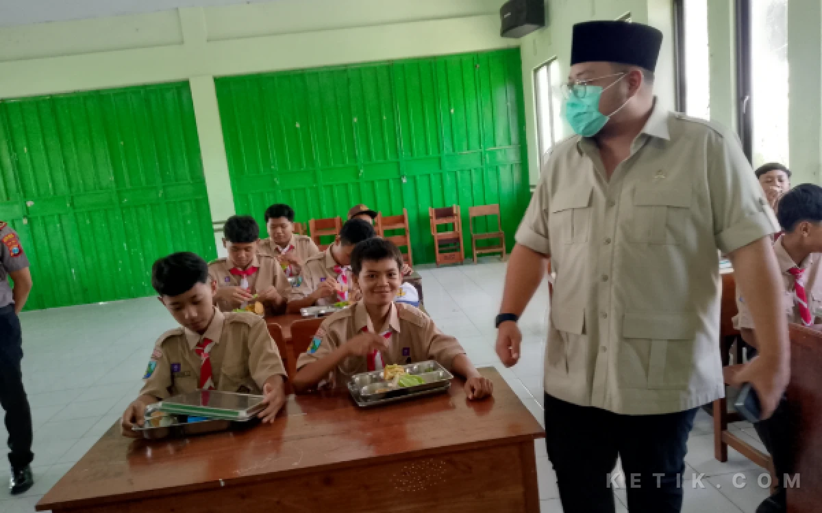 Foto Anggota DPR RI Gus Mamak ketika meninjau MBG prasmanan di SMPN 1 Kepanjen Kabupaten Malang. (Foto: Binar Gumilang/Ketik.com)