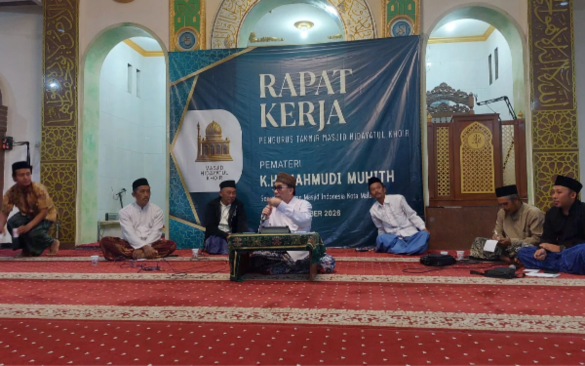 Foto Sekretaris Dewan Masjid Indonesia (DMI) Kota Malang, KH. Mahmudi Muhith, menjadi narasumber dalam seminar manajemen masjid dan rapat kerja (raker) Pengurus Takmir Masjid Hidayatul Khoir Gasek, Karangbesuki, Kecamatan Sukun, Kota Malang, Minggu, 18 Oktober 2026. (Foto: Miftahul Huda for Ketik.com)