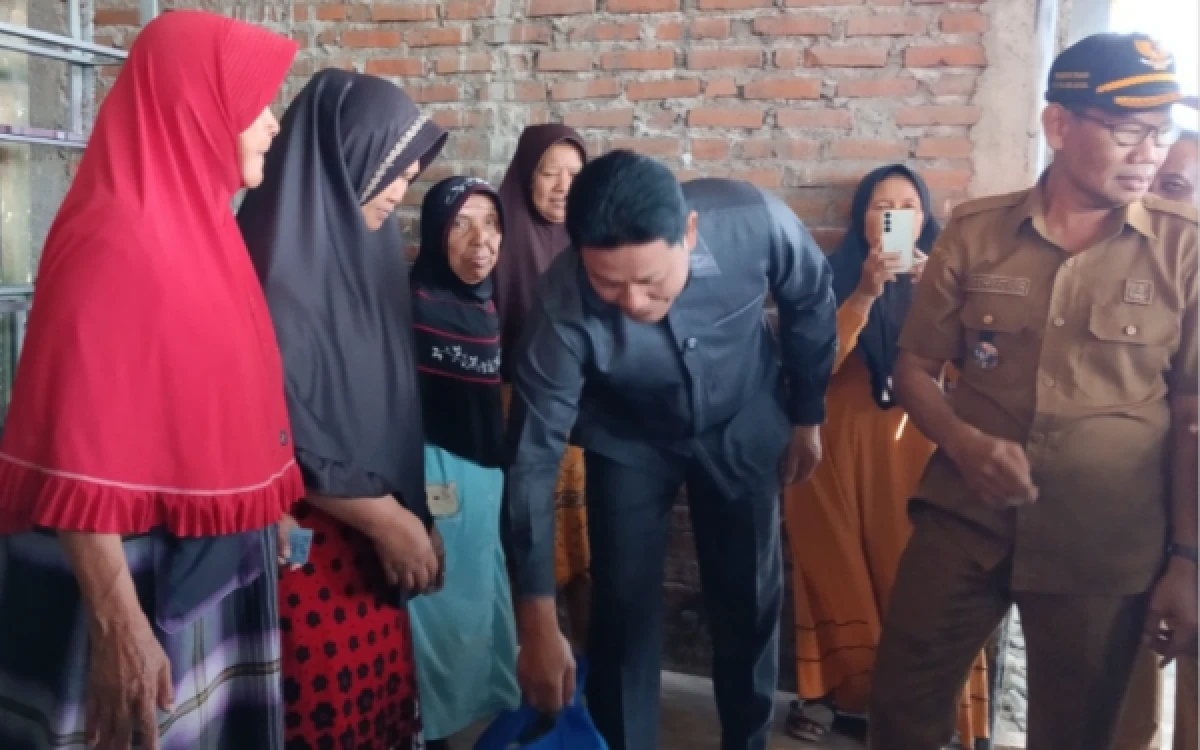 Foto Bupati Subandi mengambil beras untuk diberikan kepada emak-emak tetangga Sapi'yah di Desa Bluru Kidul pada Senin (31 Agustus 2026). (Foto: Fathur Roziq/Ketik com)