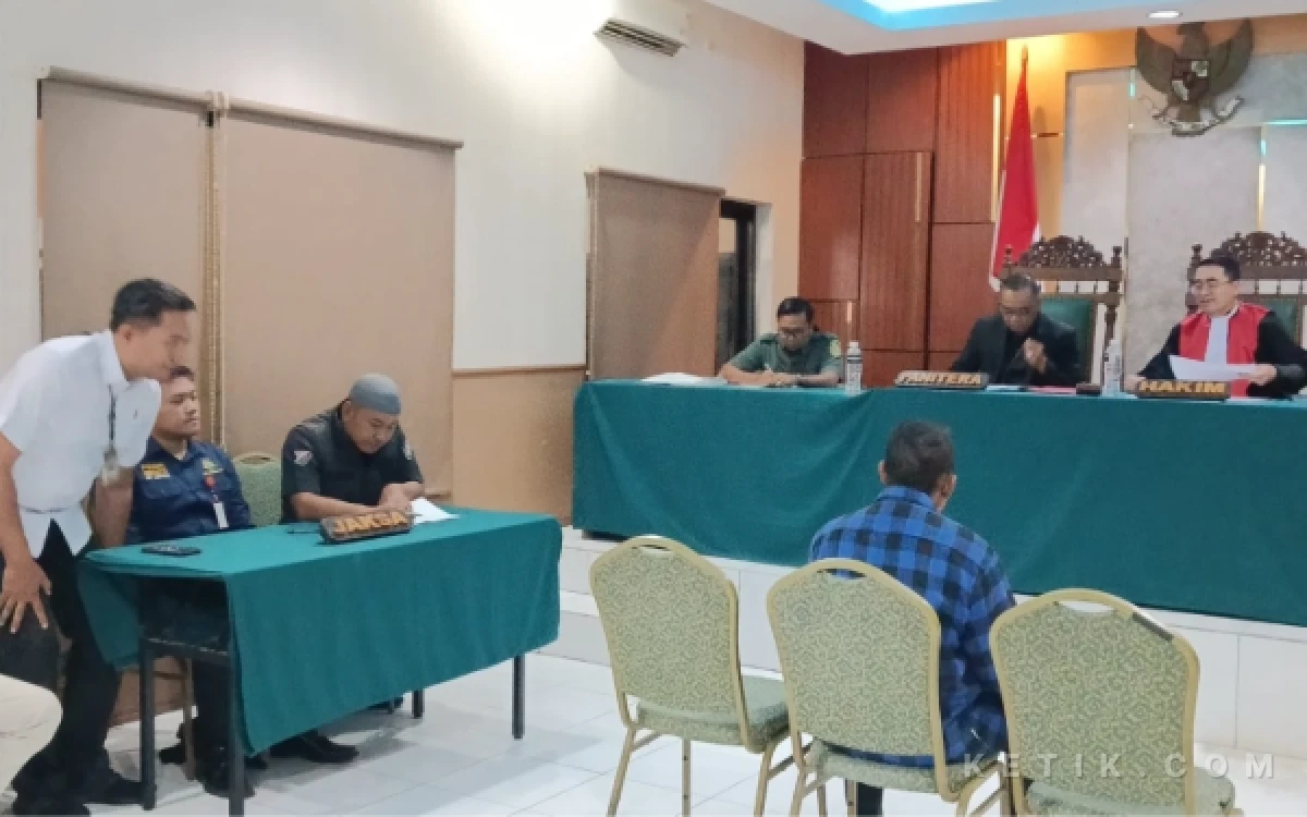 Foto Plt Kabid Ketenteraman dan Ketertiban Umum (Trantibum) Satpol PP Sidoarjo Novianto Koesno Adi Putro (kiri) sebagai PPNS (penyidik pegawai negeri sipil) menyampaikan penjelasan kepada hakim tentang perkara tipiring dengan terdakwa Rokim. (Foto:  Fathur Roziq/Ketik.com)