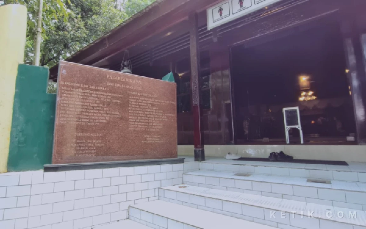 Foto Sejarah hidup Eyang Djoego dan Raden Mas Iman Soedjono di depan cungkup makam kedua tokoh tersebut di kompleks Pesarean Gunung Kawi. (Foto: Dendy/Ketik.com)