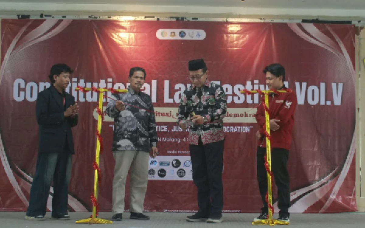 Foto Wakil Dekan III Bidang Kemahasiswaan, Alumni, dan Kerja Sama Fakultas Syariah UIN Maulana Malik Ibrahim Malang, Dr. H. Miftahul Huda, S.H.I., M.H., memoton pita dalam pembukaan final CLAWFEST Vol. V, Minggu, 4 Oktober 2026. (Foto: Fakultas Syariah UIN Malang)