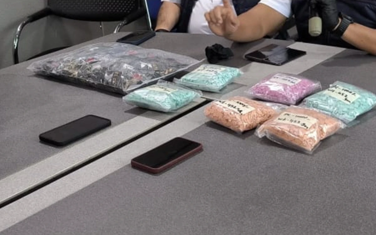 Foto Barang bukti ribuan pil ekstasi dan etomidate yang diamankan dari kedua pelaku oleh Ditresnarkoba Polda Sumsel, di Mapolda Sumsel, Kamis 25 Juni 2026. (Foto : Yola/Ketik.com)