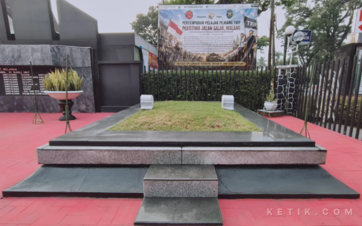 Foto Di pusara ini, jenazah 35 pejuang TRIP dimakamkan secara massal usai pertempuran 31 Juli 2026. (Foto: Dendy/Ketik.com)