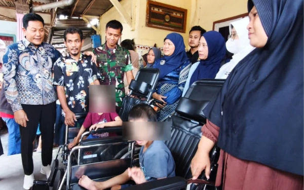 Foto Bupati Subandi memeluk Abdul  Munif, ayah bocah Rafa dan Rafi. (Foto:  Dokumen)
