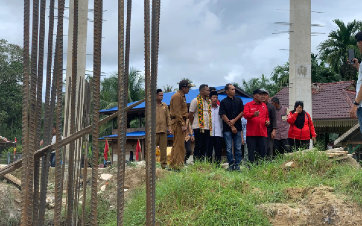 Foto Jamaluddin Idham yang didampingi Mardillah bersama aparatur desa dan masyarakat melihat langsung pondasi pembangunan Masjid Baitul Hasanah, Simeulue, Senin (26/10/2026). (Foto: T. Rahmat/Ketik)