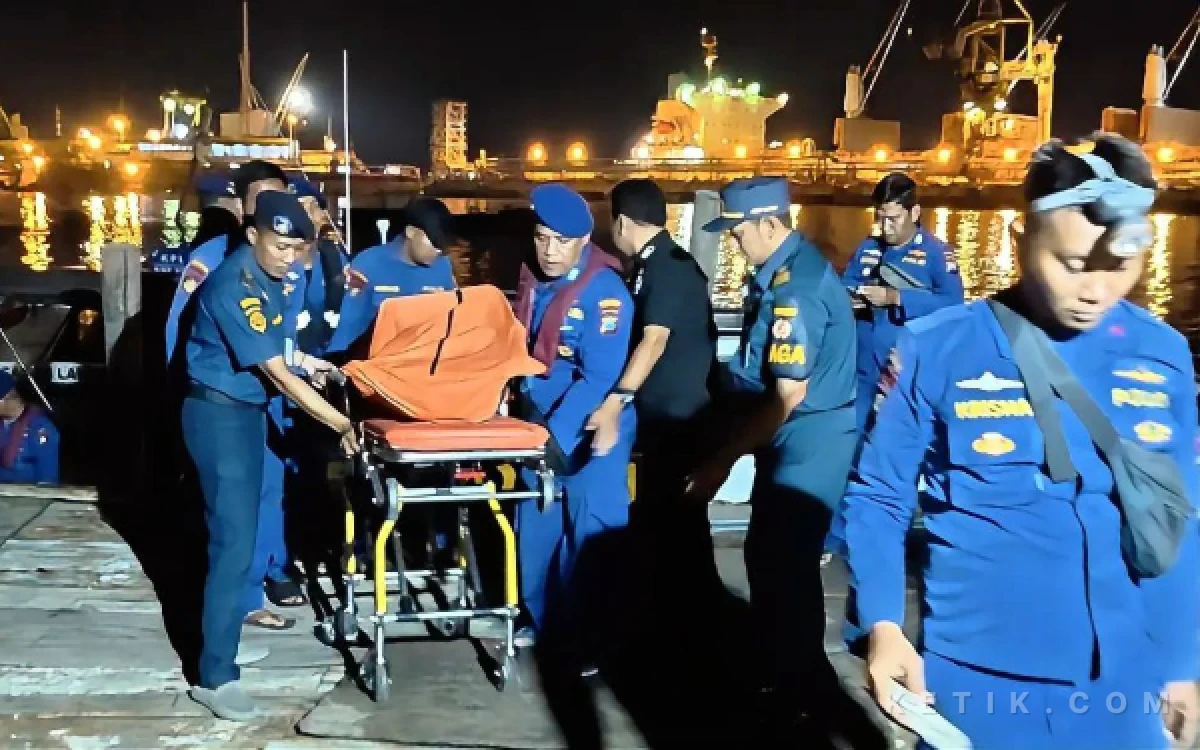 Thumbnail Berita - Perahu Tenggelam di Perairan Depan PLTU Gresik, 1 Tewas dan 2 ABK Masih Dicari