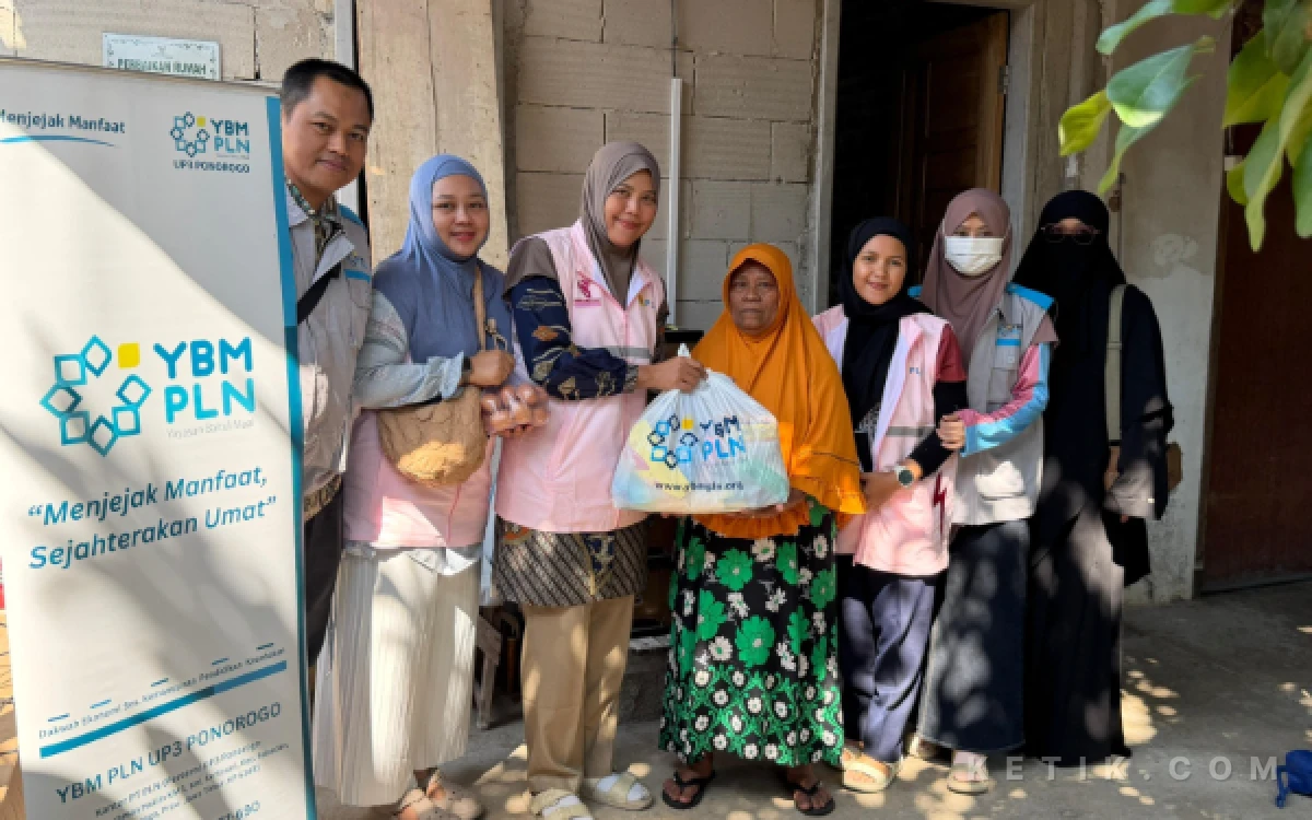 Foto Penyalurkan bantuan kepada puluhan janda dhuafa oleh YBM PLN bersama Srikandi PLN UP3 Ponorogo.