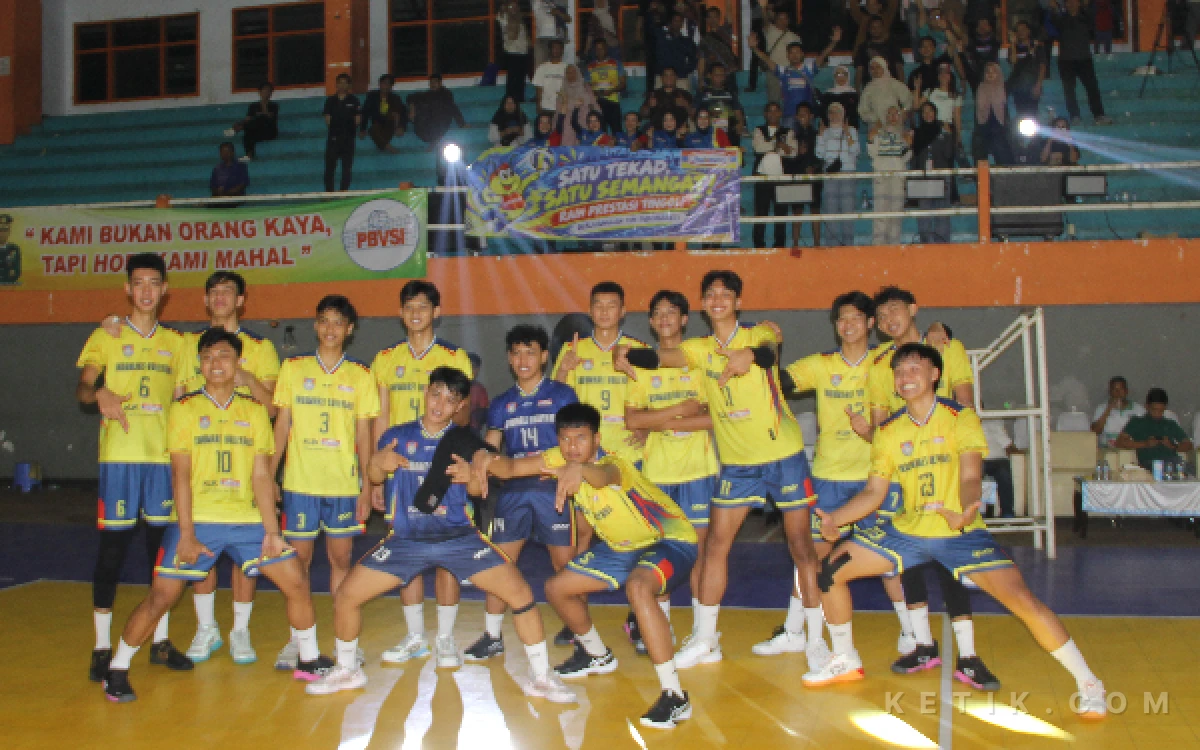 Foto Klub voli Indomaret Sidoarjo di GOR Merdeka Jombang. (Foto: Rifat/Ketik.com)