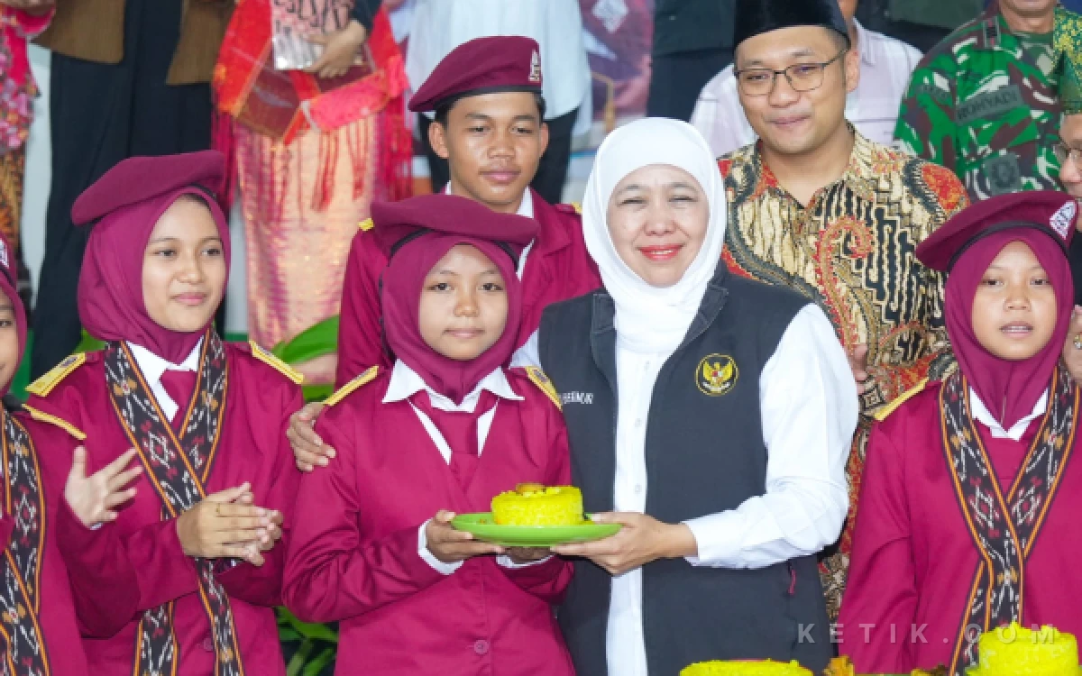 Thumbnail Berita - Haru Bangga Khofifah di Hardiknas 2026, Siswa SRMP 15 Mojokerto Fasih Pidato Lima Bahasa