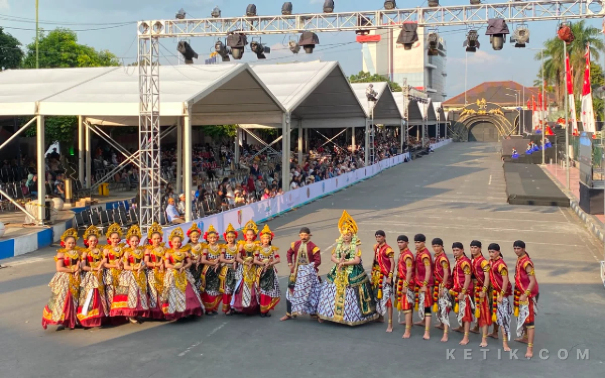 Foto Delegasi dari Sleman yang tampil anggun nan kharismatik menyuguhkan kekayaan budaya dan wastra khas Jawa dalam Jember Fashion Carnaval (JFC) 2026. (Foto: Fadli/Ketik.com)