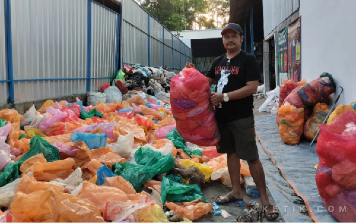 Thumbnail Berita - Dari Tumpukan Sampah Plastik, Warga Jember Ciptakan Solar hingga Bantu Bayar Pajak dan Lawan Stunting