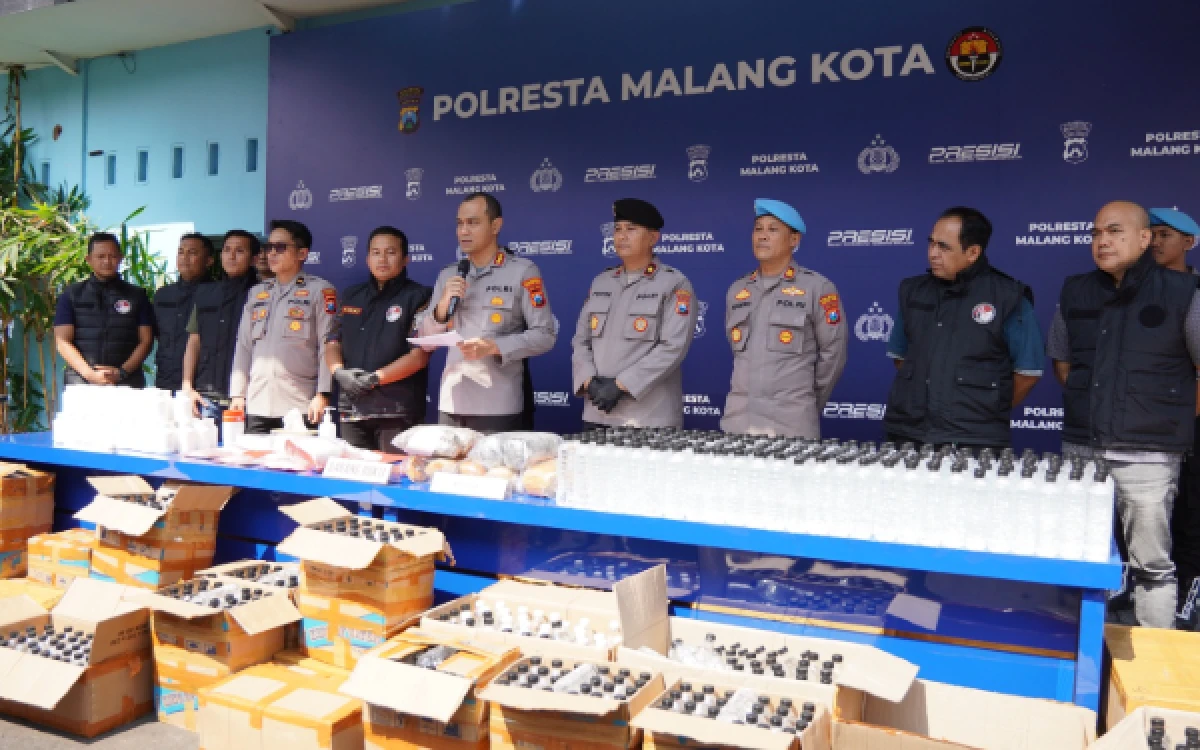 Thumbnail Berita - Distributor Miras Ilegal di Malang Ditangkap Polisi, 1.500 Botol Arak Bali Disita